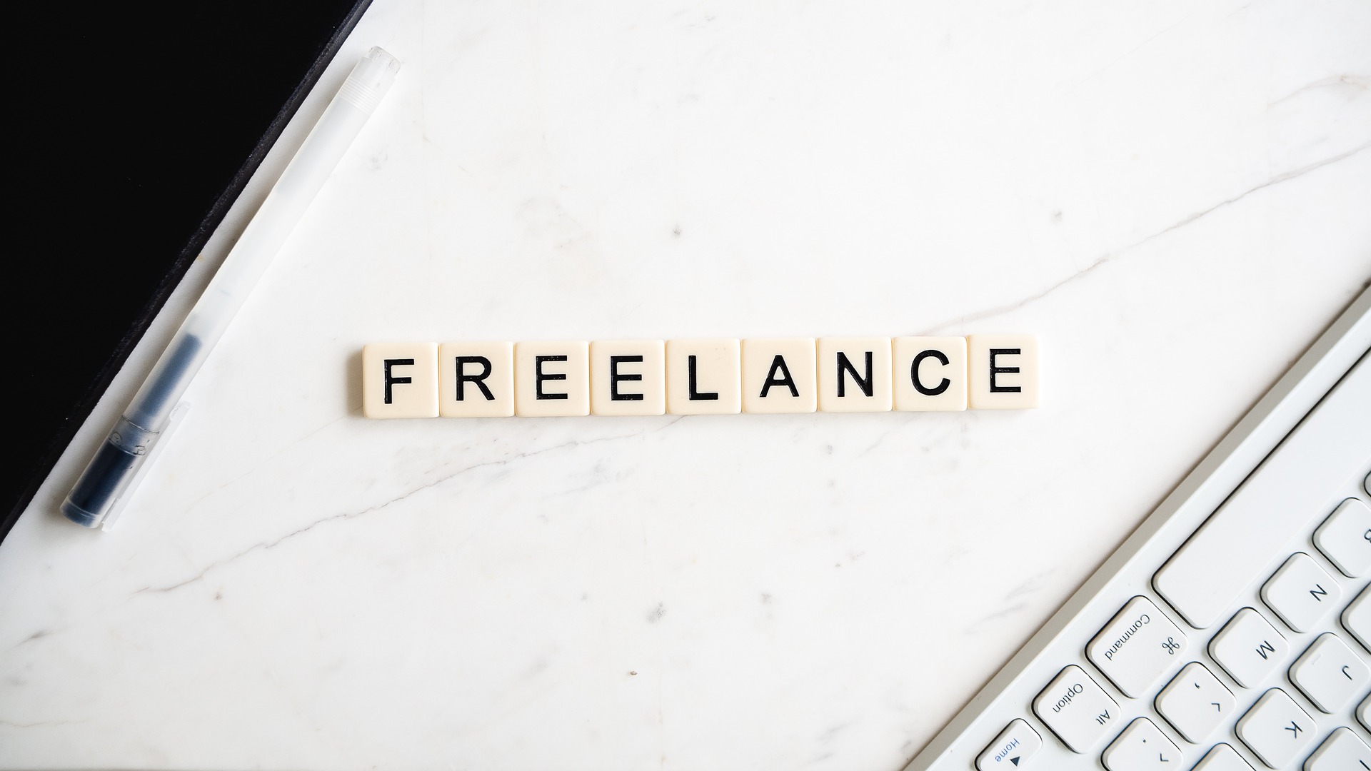 Photo présentant le mot freelance avec un clavider